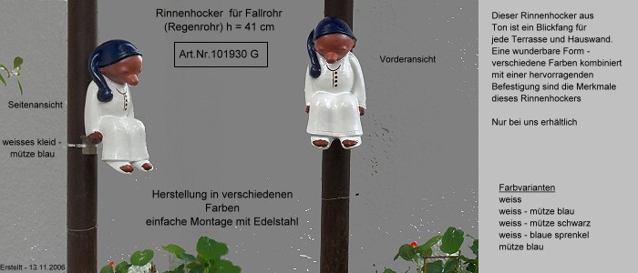fallrohrfigur-sitzender schlafwandler an einem regenfallrohr aus ton mit edelstahlhalterung