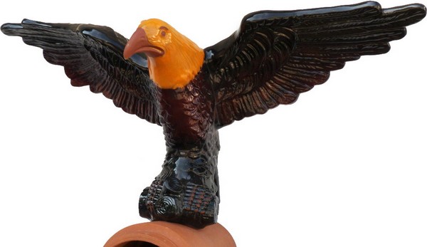 dachschmuck-adler ado in sondermoell auf einem first adler mit geöffneten flügeln auf einem firstziegel-herstellung mit dachziegelglasuren-sondermodell