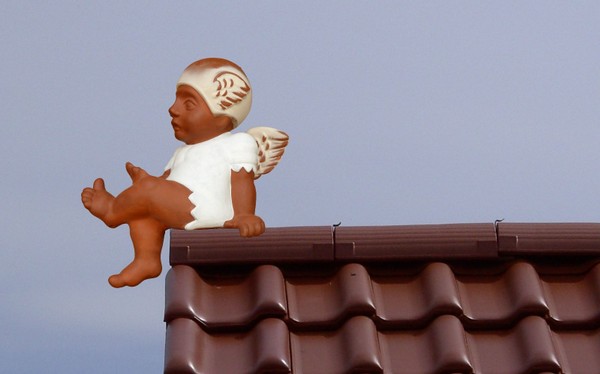 engel aus ton als dachfigur mit zwei flügeln, natur und weiss glasiert
