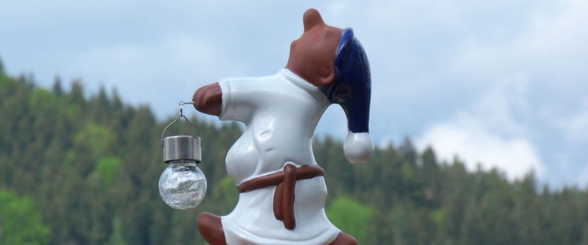 Schlafwandler mit Solarlicht auf einem Balkongeländer