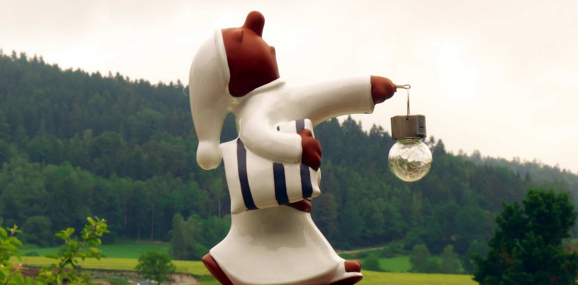 Schlafwandler mit Kissen und Solarlicht weiss