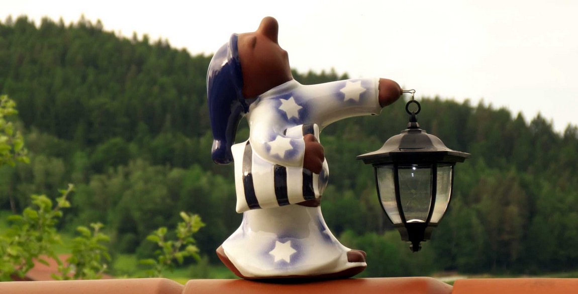 Schlafwandler mit Kissen und Solarlaterne