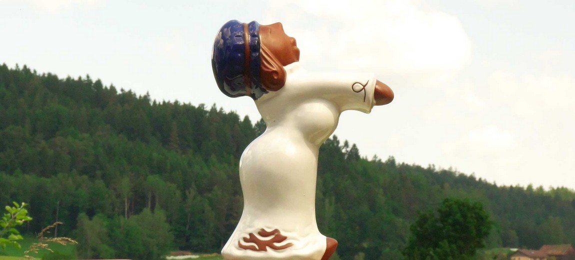 Schlafwandlerin mit blauer Mütze