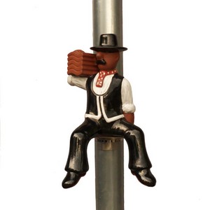 dachdecker als rinnenfigur mit ziegel auf der schulter