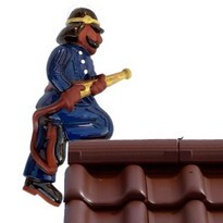 dachschmuck, feuerwehrmann knieend