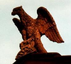 Dachschmuck-Adler mit offenen Flügeln Dachschmuck-Adler auf Firstziegel mit Firstabschluss
