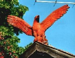 Dachschmuck-Adler auf Falzziegel Dachschmuck-Adler aus Ton