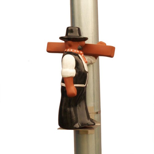 zimmermann als rinnenfigur mit edelstahlhalterung auf der dachrinne, naturgetreu glasiert