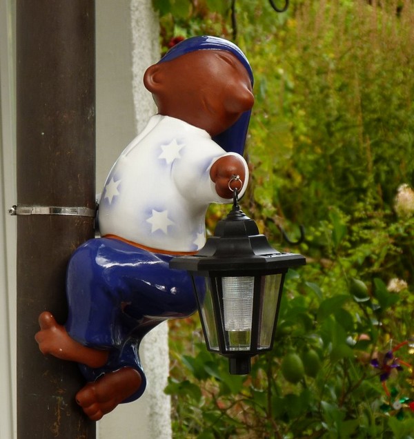 kletternder schlafwandler als fallrohrfigur mit laterne-glasiert aus ton