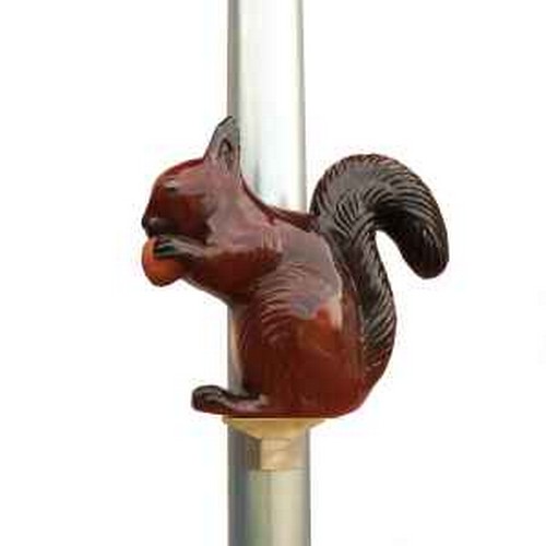 dachschmuck-rinnenfigur als eichhörnchen an einem dachrinnenfallrohr sitzenes dachrinneneichhörnchen an einem fallrohr, glasiert mit dachziegelglasuren-naturgetreu