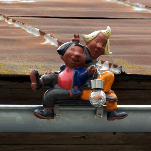 max und moritz mit solarlicht als dachrinnenfigur mit edelstahlhalterung