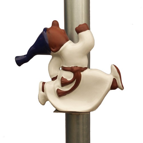 dachsprinter laufend als schlafwandler mit mütze dachsprinter als schlafwandler aus ton mit edelstahlhalterung an einem fallrohr