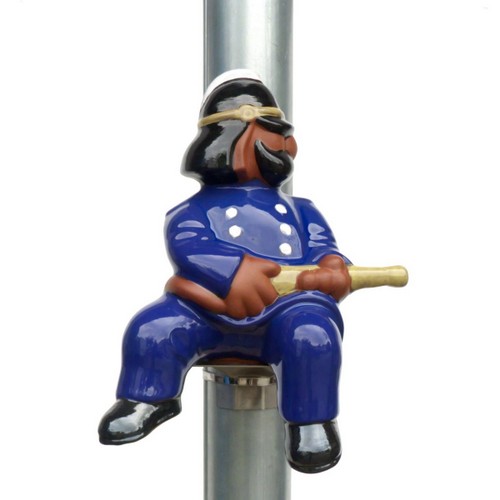 fallrohrfigur-sitzender feuerwehrmann mit Spritze und Helm, traditionell