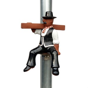 fallrohrhocker-sitzender zimmermann mit balken auf dem arm
