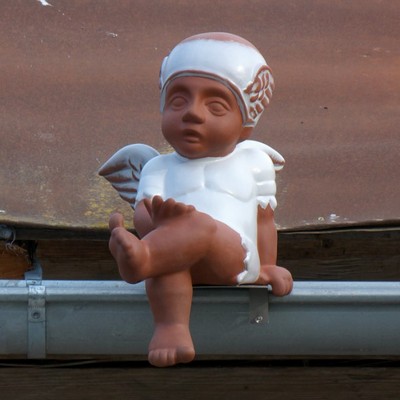 Engel mit Flügel als Rinnenfigur 