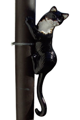 dachschmuck, kletternde katze schwarz weiss auf dem fallrohr kletternde katze aus ton für das fallrohr