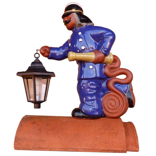 feuerwehrmann traditionell mit laterne n blau aus ton, glasiert mit dachziegelfarben auf dem first