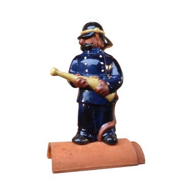 stehender feuerwehrmann mit wasserspritze und helm, historisch