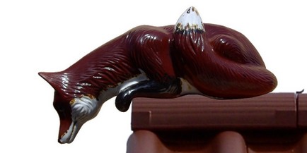 dachschmuck-fuchs auf ziegel