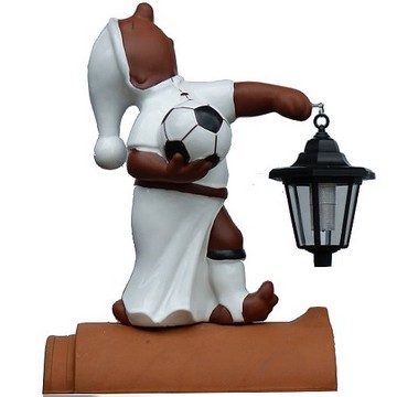 fussballer als schlafwandler mit ball und laterne
