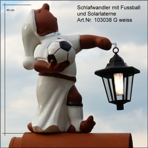 schlafwandler weiss glasiert lotar mit fussball und laterne