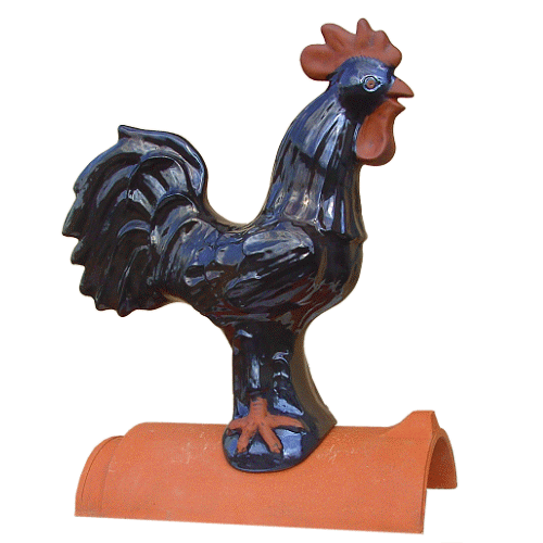 hahn als dachhahn und dachschmuck auf einem firstziegel, schwarz gebürstet