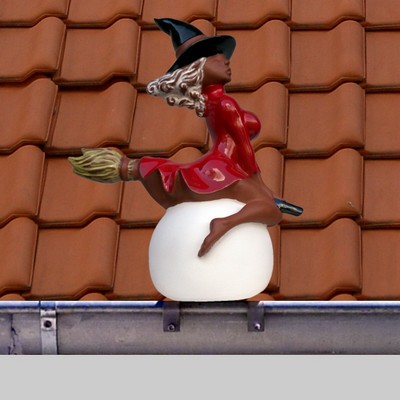 Hexe mit Kugel als Rinnenfigur-glasiert in verschiedenen Farben