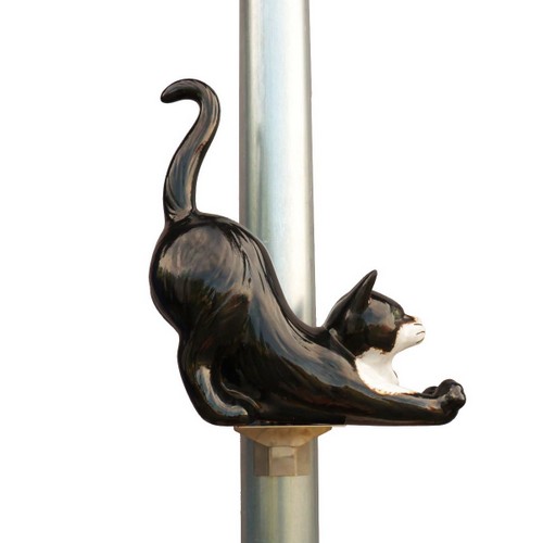 lauernde katze aus ton glasiert an einem fallrohr mit edelstahlhalterung