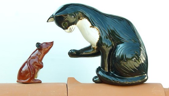 katze mit maus aus ton auf firstziegeln