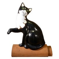 dachschmuck-katze mit hohem fuss