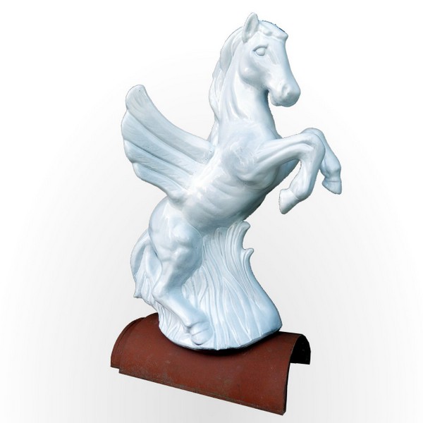 pegasus aus ton weiss glasiert mit zwei flügeln auf einem firstziegel