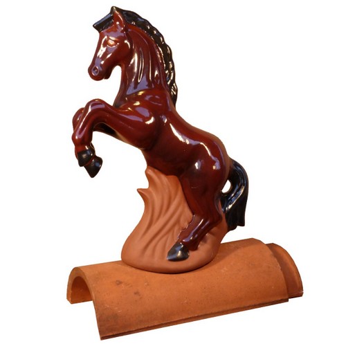 pferd aufsteigend mit mähne braun-schwarz glasiert auf einem dachziegel