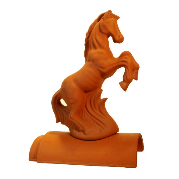 pferd aufsteigend in naturton auf einem firstziegel