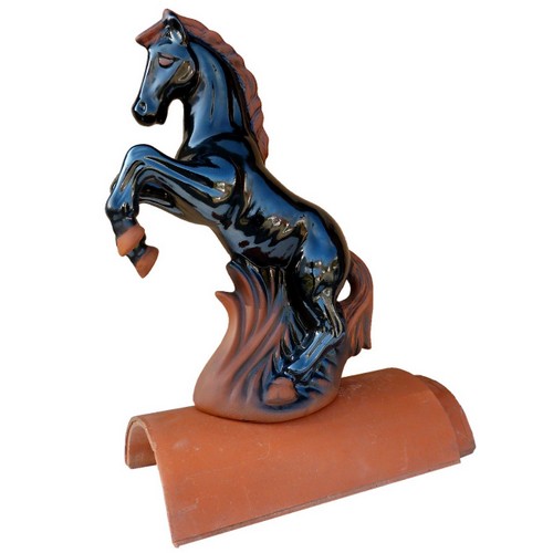 pferd aufsteigend auf einem first in schwarz glasiert