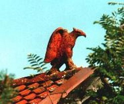 Dachschmuck-Adler aus Ton Dachschmuck-Adler auf einem Firstziegel