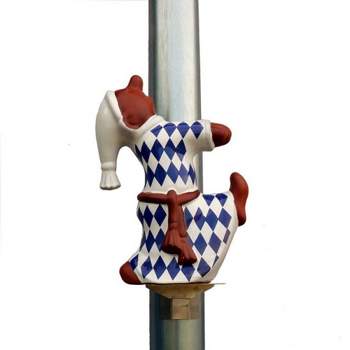dachschmuck-fallrohrfigur-schlafwandler-bayerisch fallrohrfigur-laufender schlafwandler-bayerisch mit edelstahlhalterung an dem fallrohr