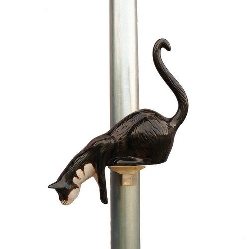 rinnenfigur,katze aus ton an einem regenfallrohr katze an einem fallrohr mit edelstahlhalterung mit hohem schwanz, glasiert schwarz weiss