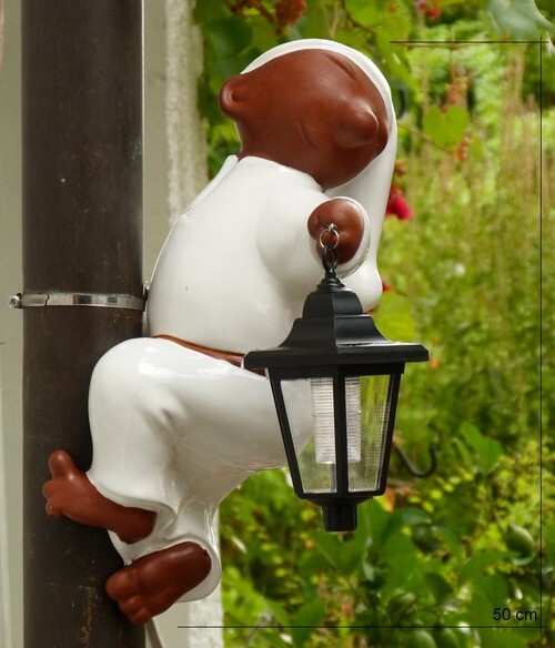 dachrinnenfigur als schlafwandler mit laterne an einem fallrohr