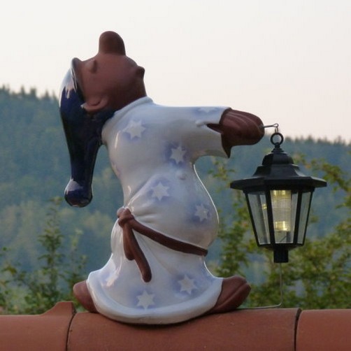 schlafwandler mit bauch und mit laterne, glasiert mit sternenkleid und blauer mütze