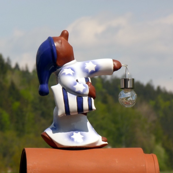 schlafwandler mit solarlicht und kissen unterm arm mit blauer Mütze 