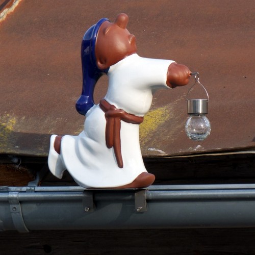 dachrinnenfigur als schlafwandler mit solarlicht  und edelstahlrinnenhalterung