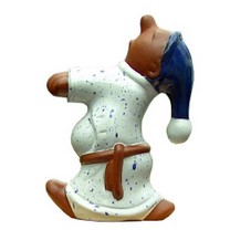 schlafwandler alois mit bauch, weiss mit blauen sprenkeln und blauer mütze mit weissem Bommel