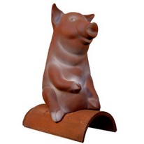 dachschmuck-schwein aus ton