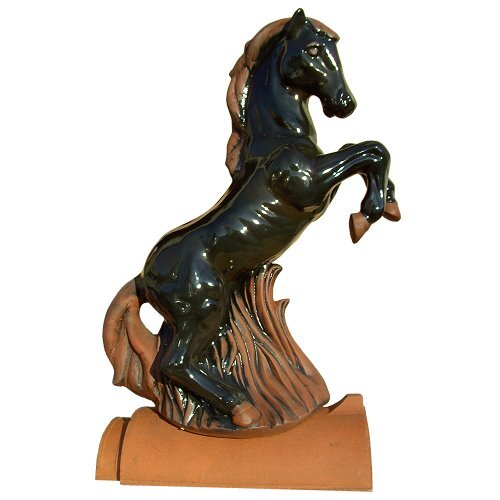 pferd-steigend mit mähne ausschweifenden schwanz auf einem firstziegel, schwarz glasiert gebürstet