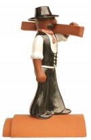 zimmermann mit balken auf der schulter als dachfigur, naturgetreu