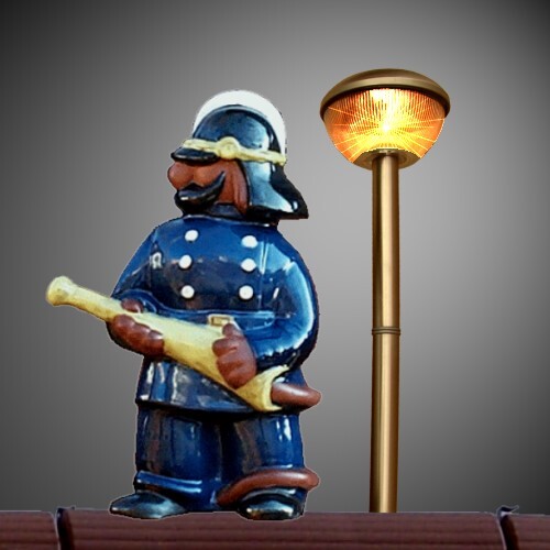 stehender Feuerwehrmann mit Spitze und Helm und Solarlicht