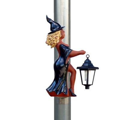 Hexe als Fallrohrfigur mit Laterne