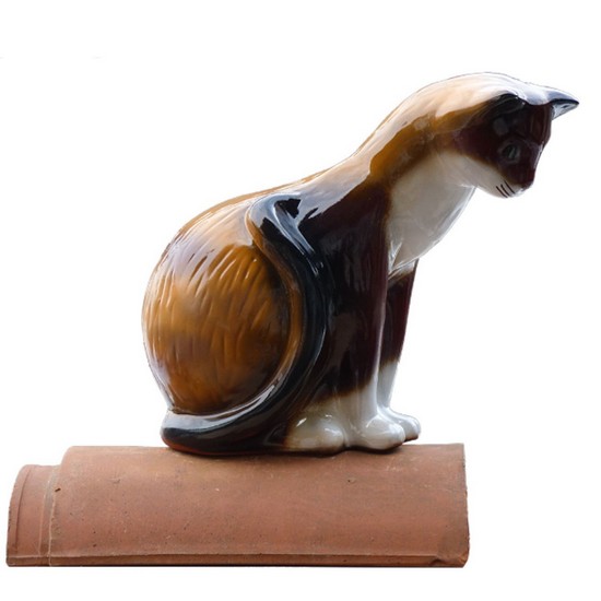 dachkatze sitzend auf einem dachziegel, glasiert mit dachziegelfarben als ateliermodell