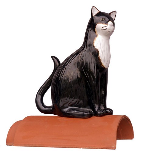 katze mimi als firstkatze auf einem firstziegel. glasiert schwarz weiss und langem schwanz