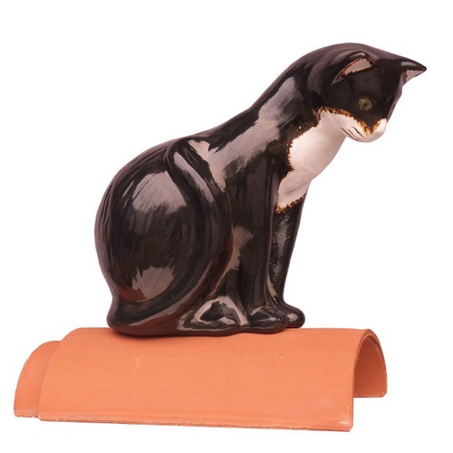katze lilly sitzend schwarz-weiss auf einem first. glasiert mit dachziegelfarben